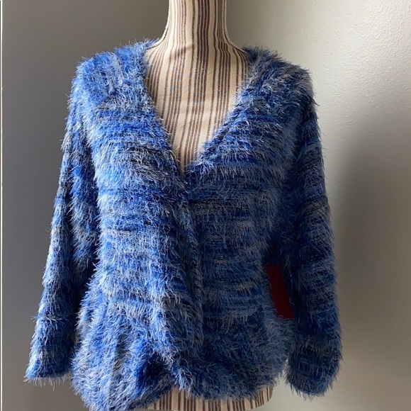 Jennifer Lopez twist front top. - Picture 4 of 4